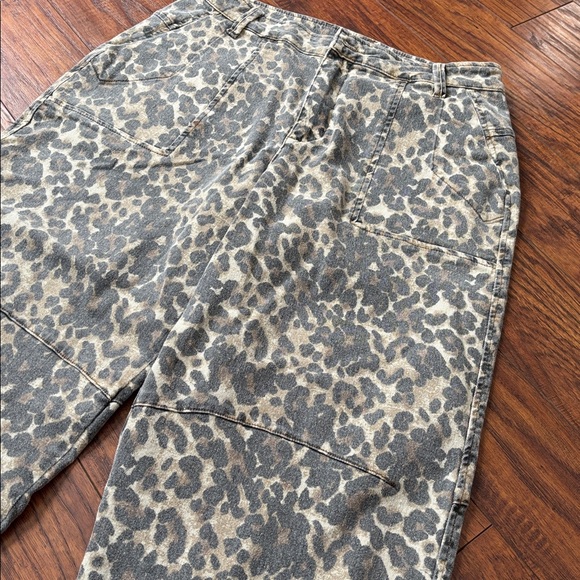 KUT Ashton High Rise Wide Leg Barrel Jeans - Picture 6 of 11